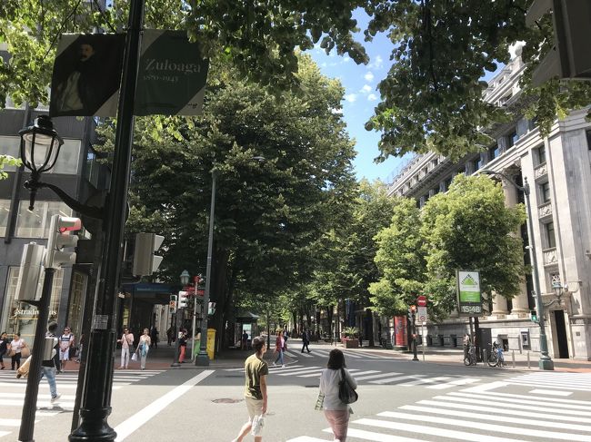 18日　広すぎるイスタンブール空港の長ーーいトランジットと飛行時間を乗り越え、お昼過ぎビルバオ空港到着。<br />大きなスーツケースがあったのでホテルまでタクシーで移動、15分位で到着＜バスを使うより2000円位でホテル前まで行けるので体は楽＞<br />チェックインすると既に部屋の準備が出来ているとの事＜ラッキー＞部屋は広くバスルームも広め疲れた体には嬉しいです。<br />で、早速町の散策と昼ご飯を食べに。。<br />