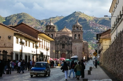 憧れの Machu Picchu を見たくて時差-14時間、フライト通算25時間の南米ペルー8日の旅に出かけました。<br />若かりし頃 体力に任せ欲張ってペルー、アルゼンチン、ブラジル周遊15日のツアーに申し込んだのですがツアーが成立せず Peru のみのリベンジです。<br />USA・ヒューストンを経由するために早めにeTAの申請も済ませました。<br /><br />ANAのマイレージ会員限定ツアーで1日1便しか飛ばない成田発ＩＡＨ（インターコンチネンタル）ANA 航空　UA（ユナイテッド航空）LA(ランチリ国営航空）を利用しましたが長時間のフライトはビジネスクラスでも体に応えました。<br /><br />先住民のインデイヘナ 52%  、<br />先住民とスペインの混血 32%<br />ヨーロッパ系　　　　   12％<br />その他　　　　　　  　４％ 　という構成で 日本語。英語は通じず共通言語はスペイン語のようです。<br /><br />スペインに征服されなければ文字を持たず黄金文明を謳歌した不思議の国<br />Peruの魅力がより明らかになっただろうにと改めて思ったのでした。<br /><br />