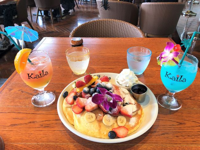 千葉県浦安市『Hyatt Place Tokyo Bay』<br /><br />2019年7月1日に日本初となる「ハイアット プレイス」ブランドの<br />『ハイアット プレイス 東京ベイ』がオープン!<br /><br />大好きなハイアット系列のホテル。「ハイアット プレイス」は<br />ハワイのオアフ島にありますね。日本では東京ベイが初進出です。<br /><br />◆『ハイアット プレイス 東京ベイ』(地上10階/計363室)の<br />ルームカテゴリー<br /><br />〇 キング/ツイン(26㎡) 34室<br />〇 プレイスキング/プレイスツイン(28㎡) 174室<br />〇 オーシャンビューキング/オーシャンビューツイン(28㎡) 23室<br />〇 スペシャリティ ツイン(28㎡) 20室<br />〇 ファミリールーム〔3ベッドルーム〕(37㎡) 98室<br /><br /><テラス付きルーム><br />〇 テラスルームキング(29㎡) 10室<br />⇒ 10室のうち、オーシャンビューは2室(616号室と908号室)のみ。<br />〇 テラスルームツイン(38㎡) 1室<br />⇒ 現在予約を受け付けておらず、今後はテラスルームキングの<br />ルームカテゴリーとして予約を受け付ける予定とのこと。<br /><br /><スイートルーム(テラス付き)><br />〇 エグゼクティブテラススイート(57㎡) 1室(1033号室)<br />⇒ オーシャンビューではありません \(>_<)/<br />〇 オーシャンビューテラススイート(110㎡) 1室(1007号室)<br />〇 チェアマンスイート(161㎡) 1室(807号室)<br />⇒ 「チェアマンスイート」はオーナー専用のスイートルームであり、<br />現在予約を受け付けていないが、今後は予約を受け付けることを検討中<br />とのこと。<br /><br />今回は『ハイアット プレイス 東京ベイ』の滞在記になります。<br />ホテルの無料のシャトルバス乗り場は、舞浜「東京ディズニーランド・<br />ステーション」駅よりも、さらに先にあるTDLのグーフィーマークの<br />「G」の駐車場になります。(舞浜駅南口改札を右に出て10分ぐらい歩く)<br />ちなみに「東京ディズニーシー」の駐車場の目印はディズニーキャラクター<br />のアラジンマークの9と14番の「送迎バス乗降所」が発着場となります。<br /><br />「東京ディズニーランド」から無料シャトルバスに乗車後、<br />「東京ディズニーシー」を経由し、『ハイアット プレイス 東京ベイ』の<br />ホテルエントランスに到着しました。約23分かかりました。<br />JR「新浦安」駅から路線バス(3または23系統)で行くこともできます。<br />『ハイアット プレイス 東京ベイ』まで約15分。<br /><br />私は「World of Hyatt(ワールド オブ ハイアット)」会員なので<br />メンバーズカードを提示し、チェックインします。<br />通常チェックイン 15:00、チェックアウト 12:00<br /><br />『ハイアット プレイス 東京ベイ』にはクラブラウンジがなく、また、<br />ルームサービスメニューもないため、どこで食事をしようかな?<br />ホテル内のレストランは値段が高そう・・・。<br /><br />◆ 1F【すし 絵馬】のメニュー表<br />◆ 1F【鉄板焼 富貴亭】のメニュー表<br /><br />◆ 1F オールデイダイニング【ギャラリーキッチン】、一番上の階にある<br />【ルーフトップバー】及び一部のお部屋から花火が見られます。<br /><br />2019年7月27日(土)は、浦安市花火大会 鑑賞プランが用意されていて、<br />とても賑わいそうです。<br /><br />◆ 1F【ナインドットバー】<br />◆ 1F【ギャラリーマーケット】<br />◆ 1F 24時間営業の【ジム】<br />◆ 1F コンビニ【ローソン】<br /><br />◆ 千葉県浦安市 JR「舞浜」駅<br />2019年7月23日、『東京ディズニーシー』に新アトラクション<br />【ソアリン:ファンタスティック・フライト】がオープン!<br /><br />◆ 千葉県浦安市舞浜「ディズニーリゾートライン」<br />2019年8月27日までは「ダッフィーのサニーファン・ライナー」<br />バージョンのモノレールが運行中!<br />ダッフィー、シェリーメイ、ジェラトーニ、ステラルーのラッピングです。<br /><br />◆ 千葉県浦安市舞浜『イクスピアリ』2F【Cafe Kaila】<br />【カフェ・カイラ】舞浜店で人気NO.1の全部のせカイラオリジナル<br />パンケーキをいただきます♪ <br /><br />『イクスピアリ』には私の好きな【MAX BRENNER CHOCOLATE BAR】、<br />【HONOLULU COFFEE】、【Pie face】、【Krispy Kreme DOUGHNUTS】、<br />【OUTBACK STEAKHOUSE】などが入っています。<br />台湾タピオカドリンク店【Gong cha】は行列(驚)