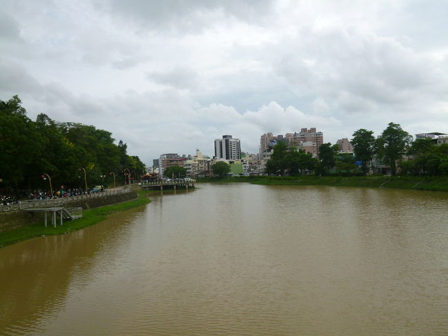 【金獅湖と様仔林埤湿地公園までサイクリング 高雄 2019/06/14】<br /><br />今日は日本人の友人湯さんと金獅湖と様仔林埤湿地公園までサイクリングに行きました。連日のサイクリングは年寄りには堪えるのでの近場の所にしました。自宅から金獅湖までは、片道約3.5㎞、金獅湖の周りを2周したので、往復約10㎞位のサイクリングでした。今までは、知っている道しか走ることが出来なかったのですが、抜け道を教えてもらい、様仔林埤湿地公園から金獅湖までこんなにも近かったことは判りました。湯さんは、高雄市周辺を3年間走っているので、目的地までのも、色々な場所へ行く道を迷わずに走ることができると話していました。確かに、彼の後ろを走行していると、コーナーコーナーで右側通行のに適した位置取りや道選びをしているので、快適に走行することが出来ました。サイクリングは快適でしたが、観光の方は、今一つでした。連日の雨で、愛河、様仔林埤湿地公園の湿地、金獅湖の池の水は、濁っていました。<br />