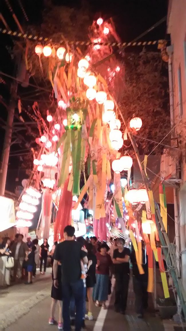 2019年　戸出七夕祭り　夜の部<br /><br />七夕飾りがライトオンされた風景をご覧ください