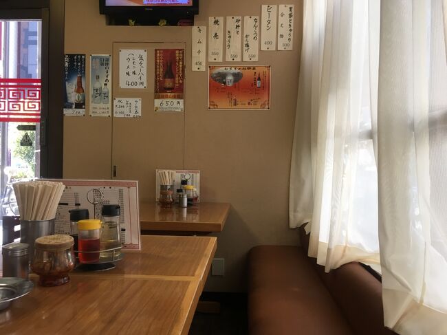 4月のある日、人形町の甘酒横丁で、前から気になっていた<br />良い感じの店構えの中華屋さんに入りました。<br />店頭の大きな「生駒軒」のマーク、<br />うちの近所(東京東部)でもよく見るな、暖簾分けかな、<br />と思った所から生駒軒の旅が始まりました。<br /><br />ざっくり調べた所、<br /><br />①最盛期は120店余り、東京では一つの街に一軒あった位<br />少し上の世代の方には馴染みの深い東京ラーメンの生駒軒。<br />ほとんどが個人店で跡継ぎがなく廃業する店舗が相次ぎ<br />現在では30店ほど。<br /><br />②生駒軒について言及しているネット記事も多いが<br />ほとんどが少し古い記事を元ネタにしている為、正確ではない。<br /> 1)生駒軒グループの本部…株式会社児玉製麺所<br /> →現在は廃業<br /> 2)生駒軒発祥のお店…人形町<br /> →児玉製麺創業者の娘が開いた直系ではあるが発祥ではなさそう。<br /> 創業者が上京前長野で創業していた可能性があるが<br /> 場所などはっきりせず、そのため発祥の店が定かではない。<br /> 3)生駒軒系とは…「生駒軒のれん会」に属するお店<br /> →正式名称は「生駒軒相互親睦会」<br /> <br />など分かりました。<br />で、私がする事といえば更なる正確さを求めて取材、などではなく<br />ただ制覇を目指して現在営業しているお店全てに行くだけ、<br />生駒軒スタンプラリーです。