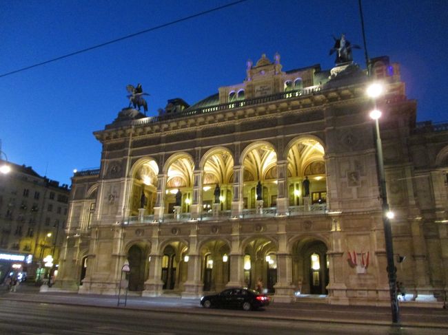 2019年長期旅行（２４日間）はモルドバ・インのオーストリア・アウト。<br />ドナウ川沿いの都市をたどりながら、各都市の劇場でオペラやバレエ、ミュージカルなどを鑑賞するというのが、この旅のテーマです。<br /><br />乗り継ぎのポーランド・ワルシャワを経て、モルドバ（キシニョウ）、ウクライナ（オデッサ）、「沿ドニエストル共和国（ティラスポリ）」、ルーマニア（ヤシ、トゥルチャ、ブカレスト）、セルビア（ベオグラード）、ハンガリー（ブダペスト）、オーストリア（ウイーン）、スロヴァキア（ブラチスラバ日帰り）を回りました。<br />ブカレスト～ベオグラードは飛行機を利用、そのほかはいつも通りバスと鉄道利用ののんびり旅です。<br /><br />観劇はウクライナのオデッサでオペラとバレエを、ルーマニアのブカレストで演劇とオペラ、ハンガリーのブダペストで教会コンサートとミュージカル×２、ウイーンのオペラ座ではバレエ（日本の「東京バレエ団」の公演）とたっぷり楽しんできました。<br />東欧～中欧では、オペラやコンサートが市民の生活に根付いているのが素晴らしいと感じました。<br /><br />この旅行記はあらすじ偏で、表紙写真はウイーンのオペラ座です。<br />