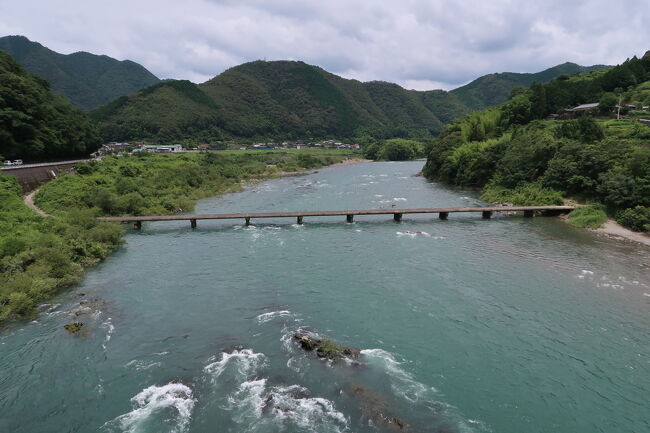 四万十川の下流部、四万十市内の江川崎から中村にかけての流域には、「四万十川りんりんサイクル」のターミナルが7か所あり、レンタサイクル(マウンテンバイク)の乗り捨ても可能です。JR予土線江川崎駅から中村市街まで約40km、江川崎より上流の半家からは50km弱。<br />中村にしても江川崎にしても、東京からのアクセスの問題もありなかなか実行に移せなかったけど、早い夏休みで一念発起、久々の高知で、川沿いを走ってまいりました!!<br />出発は松山から、JRで江川崎に入ります。