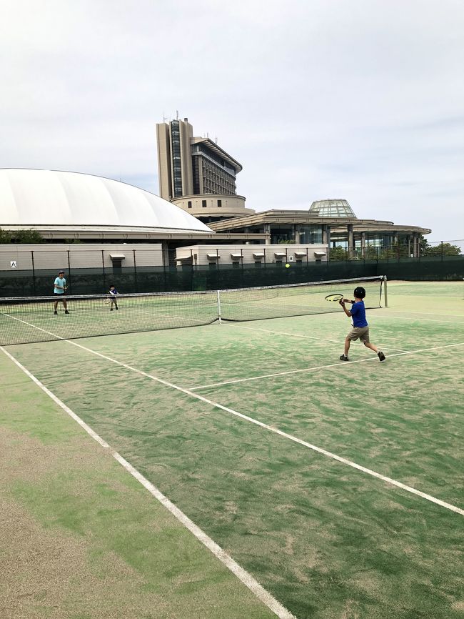 運動会の振替休みの日を使って、ママ友からもおススメされたヒルトン小田原へ行ってきました。<br />温水プール、スポーツ、キッズルーム、食事、部屋。どれをとっても我が家にはピッタリなホテルでした(#^.^#)2日目はどれだけ子供達が楽しめる施設があるかを書こうと思います～<br />ホテルのスタッフも口コミには時々低い評価があり慎重にしましたが、とてもみなさん一生懸命働いている方ばかりで、全然気になりませんでした！<br />次はサンタさんが来るクリスマスか子供の誕生日辺りに行かれたら嬉しいなぁ～