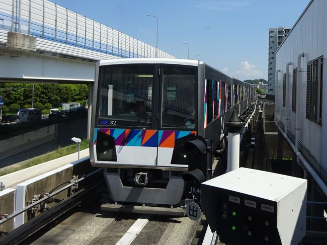 電車に乗ることの他に、年間20試合ぐらい野球観戦に出かけております。<br />パ・リーグ派の私ですが、一方で虎ファン歴もうじき40年。これ、自分でもかなり矛盾していると思います(笑)<br /><br />今日は、野球好きの趣味が高じて横浜スタジアムの株を持っている義理の叔父と叔母から譲ってもらったオーナーズシート券を使って、横浜スタジアムにタイガース戦を見に行きます。<br /><br />ところがこのオーナーズシート券というのは、要するに「入場引換券」。<br />当日の指定席券に引き換えるために、試合開始の5時間半前から整理券配布、2時間半前から引き換え開始。<br />つまり、ナイター見に行くだけなのに1日仕事になってしまうわけです。<br />まあ、タダより高いものはないということで。<br /><br />そこで、今日は早朝自宅を出発し、スーパービュー踊り子の車両を使った「おはようライナー」に乗車。その後、横浜スタジアムにやってきました。<br /><br />そんなこんなで、無事に整理券を入手。<br />その後フリーになるわけですが、再度3時半に球場にいなければなりません。<br /><br />その隙間隙間で、あちこち近場をブラブラした午後です。<br />地味に、新規延伸路線の乗りつぶしも兼ねております(笑)