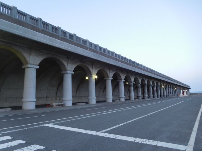 稚内に戻ってきました。ホテルにチェックインして北防波堤ドームに行きます。綺麗な夕陽を拝んで、濃密な1日が終了しました。