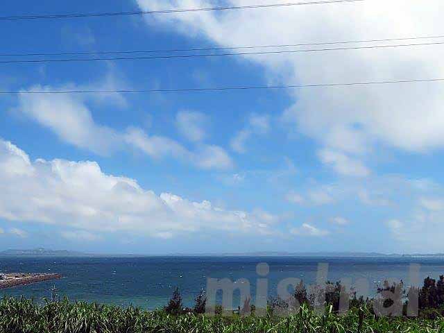 09年から始めた美ら海水族館を中心とした沖縄通い。<br />2014年頃からは、目的が徐々に変わり、水族館にも行くけれど、梅雨明け直後のこの時期の沖縄を楽しむ旅に。<br />同じ宿に泊まり、ほぼ同じようなところを回ってきた10年。<br />知人や友人もできて、何となく“里帰り”的な感じもある毎年の恒例行事。<br /><br />困るのは、これが終わった今、腑抜けな感じになってしまうことだな。