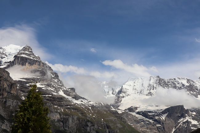 スイスの旅、4日目は、翌日の天気が悪そうだったので、この日は、出来るだけ眺望が必要な高い場所へ行くことにしました。<br />フィルストからBachseeへ、そのあと、ミューレンへ行って、シルトホルンの展望台へ行くことにしました。