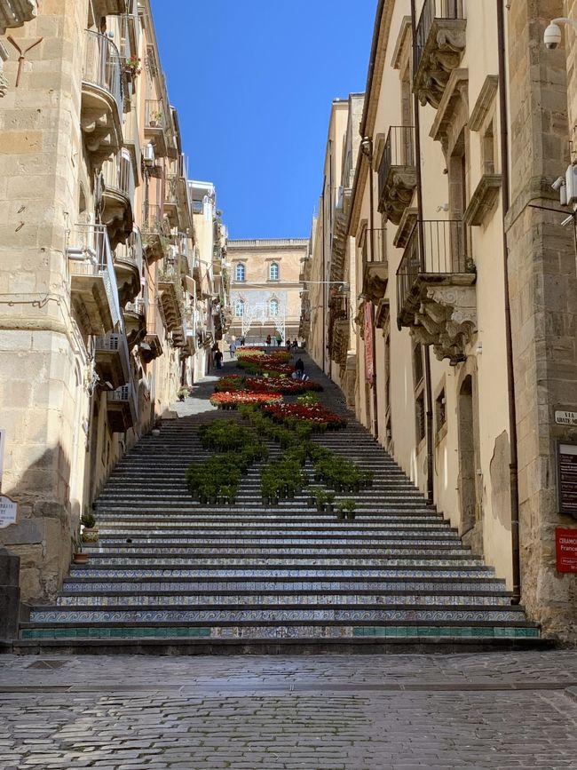 色とりどりのタイルで飾られた有名な大階段を見にカルタジローネに立ち寄る。