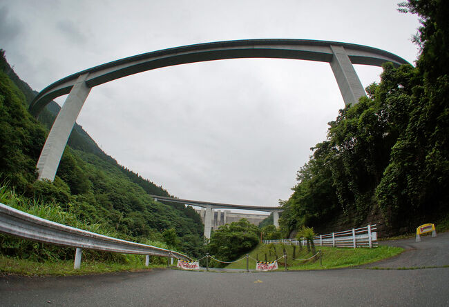 関東甲信越で塗られていない唯一のエリア「山梨」<br />しばらく前に石和温泉郷へお邪魔した事がありましたが、写真が残っておらず思い立って出かけて来ました。<br />関越→外環→中央道ではなく出来る限り下道を、と思いましたが、日帰りも考慮して、走る楽しさも考えて、<br />秩父から雁坂峠を抜けるルートを選択。登りも下りも楽しく走破。<br />ずっと走ってましたので写真少な目です。<br />