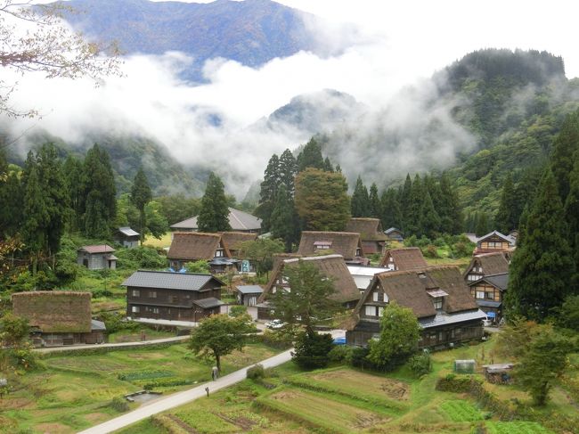 五箇山とは40の小さい集落の総称で「相倉」 と「菅沼」の2集落が岐阜県の白川郷(荻町)と共に白川郷・五箇山の合掌造り集落として世界遺産に登録されている。<br /><br />最終日は高岡駅から加越能バスが運行する世界遺産バスに乗って、五箇山の相倉集落から菅沼集落へと合掌造り集落を巡ってきた。