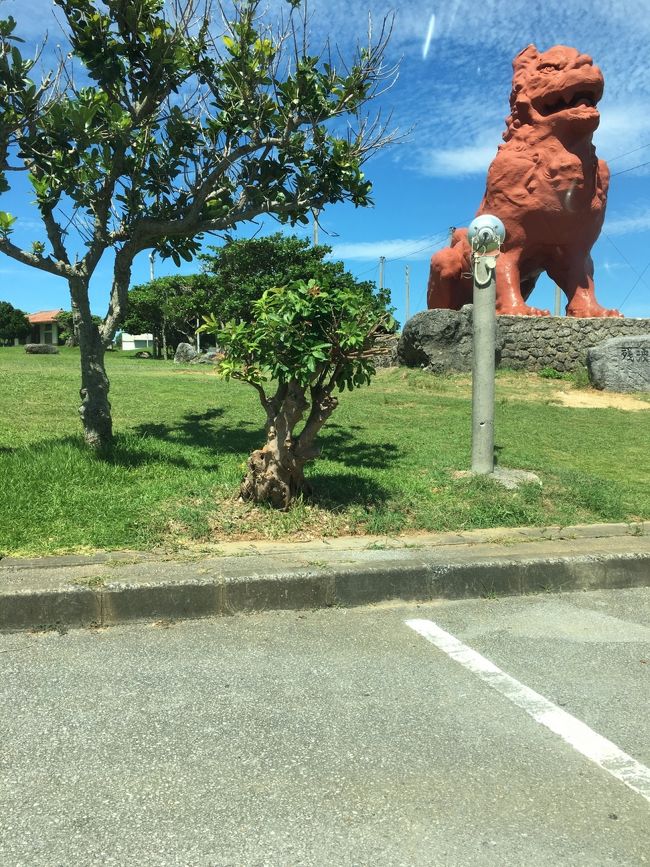 最近の定番、夏は沖縄、冬はタイ。<br />今年もやっぱり行くことになりました沖縄！<br />そして今年はホテルではなくエアビーで民泊に挑戦！<br />最近遊びが派手になってきた坊ちゃんの為にも遊びまわれるかなと一軒家に。<br />一件目は父さん希望でアメリカ人住宅。<br />二件目はせっかく沖縄なので海近の一軒家で。<br />どんなお家なのか楽しみです。<br /><br />まいどながら予定入れない何もしないのんびりゆっくり旅。<br />今回はどんな旅になるやら。<br /><br />今日は昨日定休日だったモーニングへ！<br />そして一件目のお宿をチェックアウト。<br />ライカムイオンでぶらぶらしてから読谷方面へ向かいます。<br />数年前にアリビラ泊まった以来の読谷。<br />最近は名護ばかりだったのでどんな感じだったかな～？とウキウキ。<br />そして宿泊先着いた途端、お庭の広いお宅にウキウキの子供たち。<br />海も見える！<br />さあ西海岸編スタート！