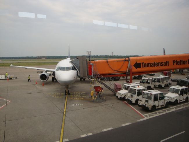 【旅行２日目】<br />ミュンヘン空港ホテルで一夜を過ごした翌朝、11時発のルフトハンザでベルリンに向かいます。<br /><br />ひとっ飛び一時間でドイツの首都ベルリンはテーゲル空港に着陸。首都の空港というには相変わらず本当に狭い……ベルリン・ブランデンブルク国際空港まだー?!（ちんちん<br /><br />まあ、狭ければ狭いなりに使い勝手はいいわけで、荷物をピックアップしたらさっさと表に出てタクシーをつかまえられますしね。<br /><br />で、タクシーで市内中心部のアパートメントホテルまで20分ちょっと、料金は25オイロくらいだったかな。<br /><br />そして、はいキッチン付きの客室がありがたいでござる。通りに面してバルコニーではなくヴィンターガルテン(サンルーム)がありますが、この季節は不要ですね。<br /><br />旅装を解いて一息ついたところで、徒歩５分のスーパーマーケットまで買い出しですよ。ネスプレッソはあるし、朝飯は部屋で簡単に食べることにしていますから。<br />[続く]