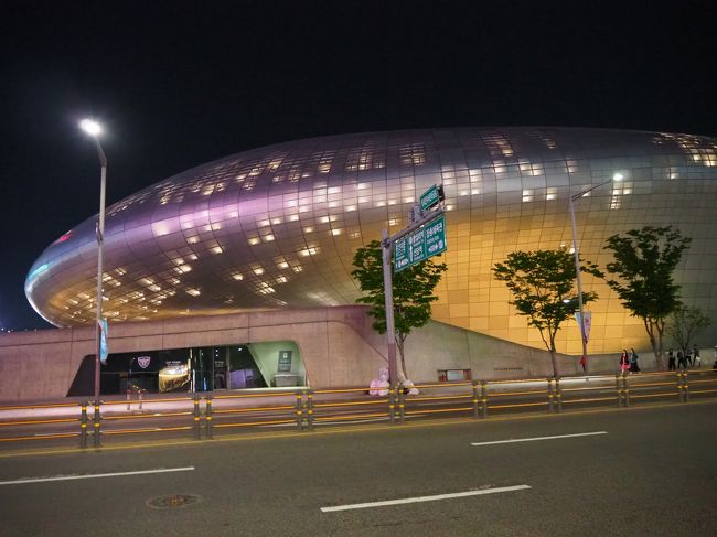 とうとう行ってしまいました。<br />2019年GWは、最近やらかしてくれてる国、韓国・ソウルです。<br /><br />正直言って、そんなに興味が無かった国「韓国」。<br />昨今の状況(ずっとだけど)も鑑みて、行けるとこ行きつくして、行く国無くなったら行こうかなと位に考えていたレベルでした。(「行く」だらけの駄目な文章)<br />そんな私の考えを変えたのは・・・特に無いな。本当に試しに一回位行ってみるか程度の感覚です。文句言ったり批判とかするのも、実際行って中身知ってからでないと、「オマユウ(ほんとにこんな略し方すんの?)」だしね。<br />単純に移動時間かからんし安くすむんで、まぁいいか~という事で、アラフィフにして初体験してきましたよ。<br /><br />※:実は、本当に行きたかったのはモンゴルだが、直行便がGW中は満席らしく、乗り継ぎしてまではどうかな~という事で断念。<br /><br />そういうことで、のっけからやる気ない感じで、「だったら行くなよ!!」と突っ込まれる事間違い無しですが、ここは気分を切替え、行くなら行くで楽しまんとなと、とりあえず往復ビジネスクラス買って、無理やりモチベーション上げました。<br />いつも通り、世界遺産中心で周る予定ですが、最初の旅行記では首爾(ソウル)の雰囲気を味わうべく、出発から韓国入国、そして翌朝の朝食+軽く散歩した所をご覧頂ければと思います。