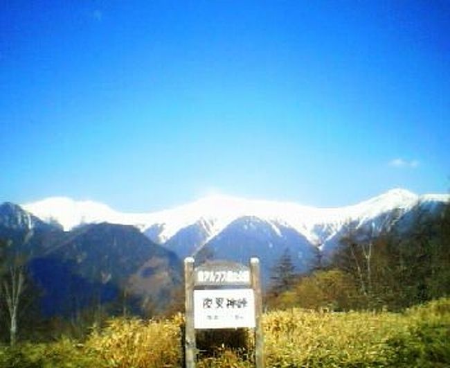 夜叉神峠からは、残雪の白根三山がみごとです!ゴールデンウィークに車でお出かけ!!渋滞を覚悟しつつも、なるべく快適に日帰りしようと思い立って、設定した出発時刻はなんと、午前3時ですよ。しかし、作戦大成功。家から2時間半で夜叉神峠駐車場に到着です。車は30台ほど停められるスペースがあります。早朝5時半の駐車場。 見ての通り、ほぼ満車状態です。