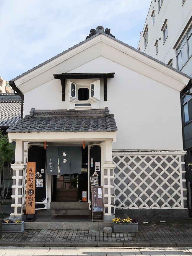 中町蔵の会館（なかまちくらのかいかん）は長野県松本市中央の中町通りに面して建つ展示施設。愛称は中町・蔵シック館。1996年10月に開館した。 <br /><br />松本市宮村町にあった造り酒屋「大禮酒造」の土蔵（1号館・1888年築）、母屋（2号館・1888年築）、離れ（3号館1923年築）を移築・復元・改装したもの。母屋は無料で見学ができ、貸し展示施設にもなっている。離れは貸し会議室、土蔵は喫茶室となり、蔵のある町づくりを推進している中町地区の中核施設として活用されている。 <br />2号館 土間、和室1（10畳+8畳）、和室2（12畳+5畳）、展示室1、展示室2　<br />3号館 和室3、和室4、会議室1、会議室2<br />建築概要<br />設計― 降幡建築設計事務所 竣工― 1996年　　構造― 木骨土蔵造<br />所在地― 〒390-0811　長野県松本市中央2-9-15<br />（フリー百科事典『ウィキペディア（Wikipedia）』より引用）<br /><br />中町蔵の会館　については・・<br />http://nakamachi-street.com/kurassickan/<br />https://www.city.matsumoto.nagano.jp/smph/sisetu/shukai/kurassickan.html