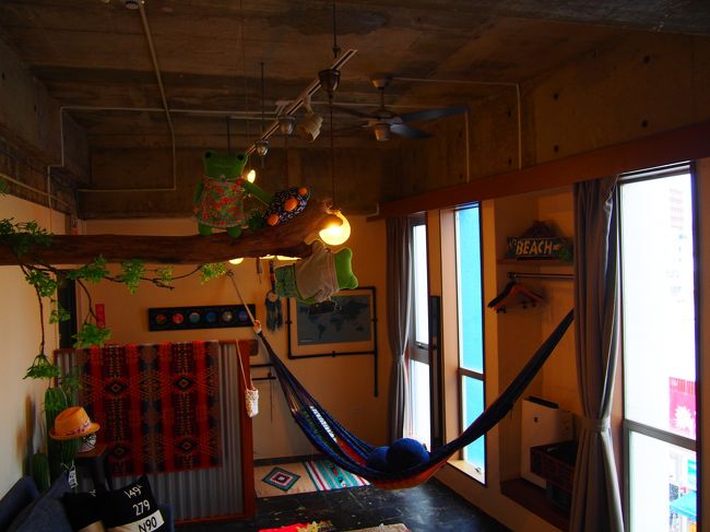 2週間前に久米島に行って来たばかりですが<br />今回、また那覇に行って来ました。<br /><br />今回の目的はゲストハウスKALAに宿泊する!!<br />その為だけに那覇に来ました。<br /><br />昨年、KALAさんの無料宿泊ご招待券が当選して<br />いつ行こうかとずっと悩んでいました。<br />有効期限は今年の10月まであるのですが<br />予約しても希望の日が空いているとは限らないよな・・・<br />もしかしたら台風で流れてしまうかもしれないしな・・・<br />などなど色々迷っていたのですが<br />それなら行けるうちに行ってしまおうと出発を決めました。<br />この時期なら運が良ければ梅雨も明けているかもと<br />淡い期待を抱きつつ・・・<br /><br />せっかくご招待していただいたので<br />今回、宿泊記は単体で作らせていただこうと思い<br />こだわりが詰まった素敵な空間の写真も沢山撮らせていただきました。<br /><br />昨年からずっとずっと楽しみにしていたので<br />やっと来られてとても嬉しかったです。<br />国際通りに宿泊すると言うのも私には新鮮でした。<br />(飲んだ後帰るのが近くて楽だったなぁ)<br /><br />お天気は相変らずの土砂降りでしたが<br />那覇の一人旅は気楽で楽しいし<br />いつもの大好きな顔にも会えて<br />沢山パワーいただきました。<br /><br />★飛行機<br />関空ー那覇(ANA)<br />スーパーバリュー55<br />¥12850(-7550コイン)<br /><br />那覇ー神戸(SKY)<br />いま得¥11220<br /><br />★宿泊<br />☆ゲストハウスSea-PaっPA(じゃらん)<br />プライベートルーム1泊<br />¥2600(-600ポイント)<br /><br />☆ゲストハウスKALA<br />沖縄ラボコラボ企画無料宿泊ご招待<br />
