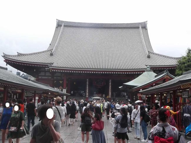 浅草寺(せんそうじ)は東京で外国人が訪ねる一番の観光地だと思います．初めてではないですが，前回訪ねたのは20年程前なので，下町情緒の周辺も含めて探訪してきました．なるほど外国人観光客多数で，賑わっていました．<br /><br />浅草寺HP： http://www.senso-ji.jp/guide/　&lt;==情報充実してるので，参考にしました．<br />