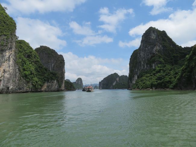 久しぶりの海外旅行<br />行きたかったのは、世界遺産ハロン湾。<br />クルーズが楽しみです。<br />ハノイから、バスで4時間。<br />日帰りツアーが多いのですが、１泊するツアーで行ってきました。