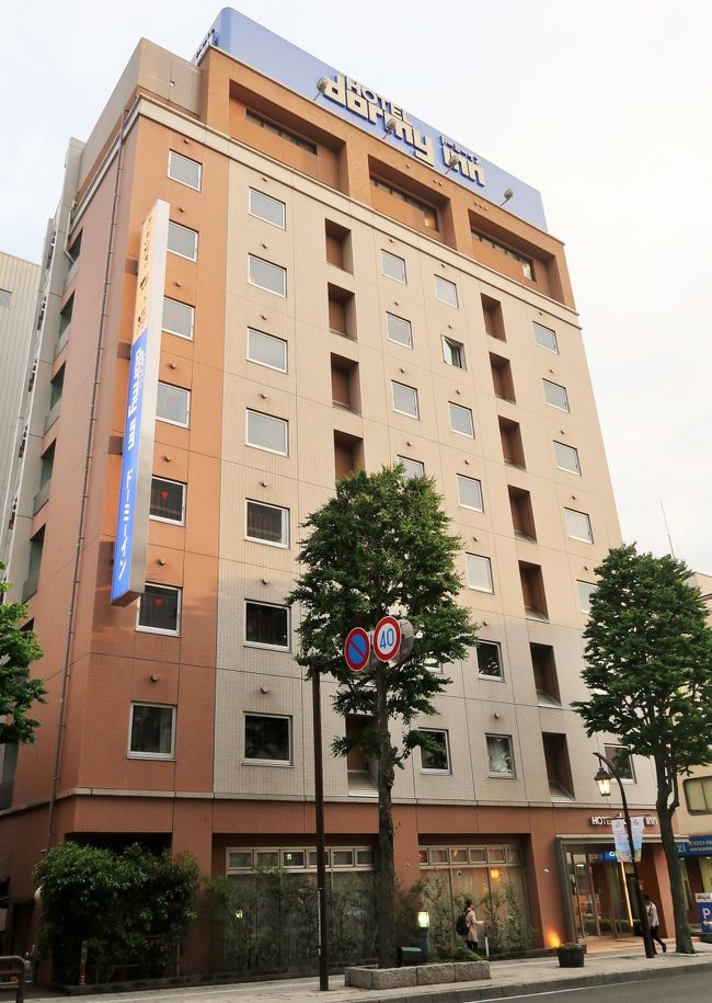 JR松本駅から徒歩3分の場所にあるドーミーイン松本は、無料Wi-Fi付きのモダンなお部屋、温泉、ビュッフェ式朝食を提供しています。市内中心部に位置し、松本城まで徒歩15分です。<br />ドーミーイン松本のお部屋は全室禁煙で、エアコン、薄型テレビ、冷蔵庫、専用バスルーム、空気清浄器/加湿器が備わっています。<br />ドーミーイン松本には、露天風呂付きの大浴場やリラックスできるサウナがあります。コインランドリー、無料インターネット回線付きのパソコンも利用できます。フロントデスクは24時間対応です。<br />https://www.booking.com/hotel/jp/dormy-inn-matsumoto.ja.html より引用<br /><br />ド―三―イン松本 については・・<br />https://www.hotespa.net/hotels/matsumoto/<br />https://travel.rakuten.co.jp/HOTEL/67799/67799.html<br /><br />ドーミーイン(dormy inn)は、学生寮・社員寮・保養施設などを経営している株式会社共立メンテナンスが運営する、ビジネスホテルチェーンの名称である。 <br />「住むホテル」と「我が家に近いビジネスホテル」をモットーとしているホテルである。 このために大浴場、朝食バイキング(有料)が完備されている。ま朝食を地域別に分けるなどの特色を出している。<br />(フリー百科事典『ウィキペディア(Wikipedia)』より引用)<br /><br />ド―三―イン については・・<br />https://www.hotespa.net/dormyinn/