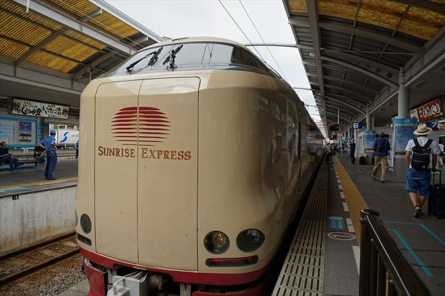 前々から乗ってみたかった寝台特急サンライズ瀬戸で、四国2県を旅してきました。<br /><br />チケットは発売当日にみどりの窓口で「10時打ち」してもらいました。<br />対応してくれたのが研修生で、もたもたしていたため、発券できたのは10時5分くらいでしたが、ちゃんとチケットが取れたため一安心。<br /><br />当日のサンライズ瀬戸は、金曜出発ということもあって、満席でした。