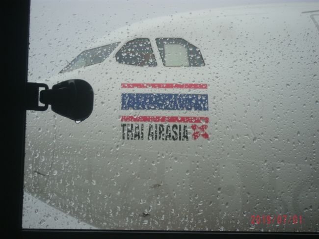 正式名称はTHAI AIR ASIA Xなんですね、単に移動経費の圧縮だけで一ヶ月足らずの訪タイになっただけでPeach &amp; Jet Starとの乗り比べレポートではありません。<br />以前のドンムアン着のAir Asiaは夜9時過ぎに着き、出発は朝の7時前と貧乏旅行にはハードなスケジュールでした、お値段はいささか上がりましたがドンムアン着13:00/発は23:55分と超便利、まるでスワンナ着発のタイ航空さながらです。<br />！運賃値上げの根拠はコレか？8月の便は同じAir Asiaを使うけど10月のLion Airが以前のAir Asiaとほぼ同一スケジュールです、価格＝利便性なのね。<br />その中で特にリーズナブル(2.64万円)な日程が今回の旅です、機材もA330-300と大型化して僕には苦手機種ですが仕方ありません。<br />行きの旅で感じたのはドンムアンも下手にブリッジに着けてくれるとイミグレまで相当歩くね、たまたま運良く入国審査窓口を大幅に開いてくれたので30分程度で入国出来たけど当初は1時間を覚悟しました。<br />お陰でアヌサワリーチャイから移転(モーチット)したミニバンステーションまで1時間で行けました。<br />なにかオカマチックな運転手で高速上は割り込まれまくっていたけど過去最速の約5時間でモーチット～トラート間を走り抜きました、チャンタブリやクルン市街の立ち寄りが無かったのも幸いでした。