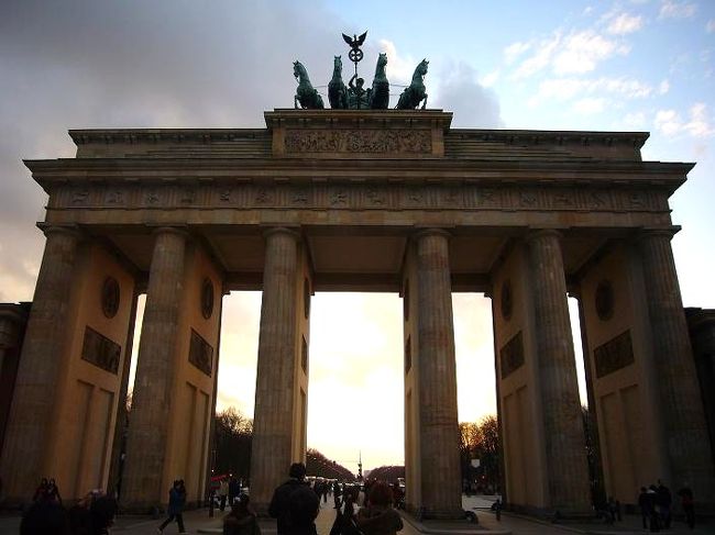 ２回目のドイツは、ミュンヘンからベルリンまで東ドイツの９都市を巡る超格安ツアーに参加しました。ベルリンでは、有名なベルリンの壁やブランデンブルク門も見学します。楽しみです。<br /><br />詳しい内容は、こちらをご覧下さい。<br />　⇒http://000worldtour.web.fc2.com/032_berlin_01.html