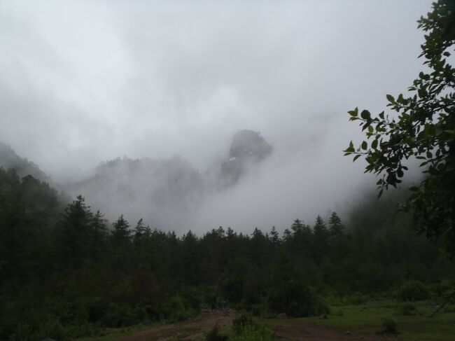 順番前後しますが、実は昨年ブータン小旅行していました。<br /><br />休みの日にブータン人の誰もが薦めるタイガーネスト（３０００ｍ級）に、お祈り登山にチャレンジしました。<br /><br />空気薄い！霧で何も見えない！霞が食える!？