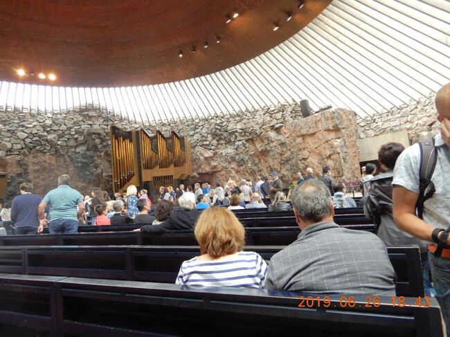 テンペリアウキオ教会 Temppeliaukion kirkko Lutherinkatu 3, 00100 Helsinki, フィンランド ヘルシンキ helsinginkirkot.fi<br />「岩の教会」<br /><br /><br /><br />テンペリアウキオ教会(テンペリアウキオきょうかい、フィンランド語: Temppeliaukion kirkko)は、<br />フィンランドのヘルシンキ市・トーロにある、フィンランド福音ルター派教会に属しているキリスト教会である。<br />スオマライネン兄弟によって設計され、1969年に完成した。<br />「岩の教会」とも呼ばれる。<br /><br />テンペリアウキオ地区に教会を造る計画は1930年代から存在し、ヘルシンキ工科大学の設計を担当したヨハン・シレンの設計案に沿って建設される予定であった。<br />しかし、第二次世界大戦が勃発し、計画は中断された。終戦後の1961年に改めてデザイン・コンペが開かれ、スオマライネン兄弟による設計案が採用されることとなった。<br />予算の都合上、当初のプランの4分の1の大きさに縮小されてしまったものの、1968年2月に建設が完了し、1969年9月には礼拝堂の聖別が執り行われた。<br /><br />教会は大岩をくりぬいた中に造られているが、上部側面にガラスがはめ込まれており、自然光が入り込むようになっていて明るい。<br />教会内壁はくりぬいた岩盤がそのまま使われていて音響効果が優れており、しばしばコンサートホールとしても利用される。<br />内壁は当初むき出しで残す予定はなかったが、音響学者マウリ・パリョと指揮者パーヴォ・ベルグルンドの助言により、このままの状態で使われることとなった。<br />岩には氷河時代に削られてできた模様を見ることができる。<br /><br />テンペリアウキオ教会は観光地としても有名であり、年間約50万人もの人々が教会を訪れる。<br />ヘルシンキ中心部にあり、周辺はアパートなどの住宅街である。<br /><br />この教会には鐘がないが、作曲家タネリ・クーシストによって録音された鐘の音が外壁のスピーカーから流れるようになっている。 ウィキペディアより