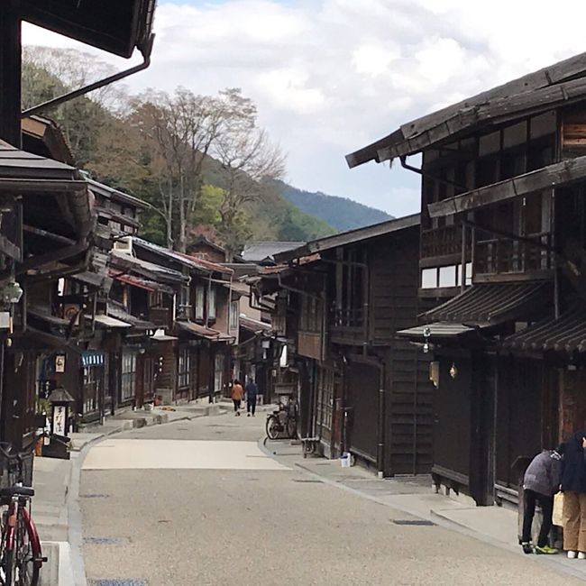 今回のGWの旅は、せっかく長野に来たのだから、宿場町巡りをする事にしました♪<br /><br />とは言え、もともと予定に無かったものですから、靴はヒール…<br /><br />宿場町は、案外片道の歩く時間も長く、行けば当然戻らないといけないので、まぁまぁ歩きました(T . T)<br /><br />もう!行くかもしれないよと言って欲しかったです(笑)<br /><br />それでも、昔ながらの街並みが綺麗に残っていて楽しめました!<br /><br />帰りは、ソースかつ丼の有名店へ♪<br /><br />とても美味しかったですが、札幌人の私には少し甘めかな~と思いました(´∀`*)<br /><br />今回は2泊3日と短めですが、まぁまぁ歩いた旅だったので、とても疲れました( ̄∇ ̄)