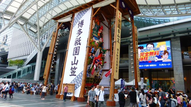 もう福岡市内に9年以上住んでいるのですが、九州新幹線に乗った事がなく、またその機会も中々なかったのですが、連休を取っていたので、この機会に九州新幹線に乗って、熊本市内1泊2日旅に行く事にしました。<br /><br />本当は全線乗って鹿児島まで行きたい所なのですが、鹿児島まで行くとお得感のある割引切符がない為、お得感のある割引切符がある熊本に行く事にしました。<br /><br />そのお得感のある割引切符は、JR九州のホームページからのネット予約(7日前までに予約が必要)で購入出来る、「つばめ限定!九州ネット早特7」です。<br /><br />JR九州公式サイト:http://www.jrkyushu-kippu.jp/fare/ticket/194?_ga=2.143638454.2070121.1562664236-637679818.1523961115<br /><br />これ利用だと、博多~熊本間のつばめ(各駅停車)の指定席が、2,350円なのです。<br />ちなみに、この料金は、博多~熊本間のJR普通運賃や、高速バス運賃に少し足した金額なので、かなりお安いのです。<br /><br />今回の、日程行程は下記の通りです。<br /><br />7月7日(日)<br /><br />博多 11:41-新幹線つばめ321号(800系)-熊本 12:30<br /><br />800系新幹線公式サイト:https://www.jrkyushu.co.jp/trains/800/<br /><br />熊本市内散策<br /><br />リッチモンドホテル熊本新市街 泊<br /><br />公式サイト:https://richmondhotel.jp/kumamoto/<br /><br />楽天トラベルスーパーセール&600円のクーポン利用<br /><br />コーナーダブルルーム(20平米) 5,600円<br /><br /><br />7月8日(月)<br /><br />熊本 13:10-新幹線つばめ324号-博多(N700系) 14:00<br /><br />N700系新幹線公式サイト:https://www.jrkyushu.co.jp/trains/700/<br /><br /><br /><br />九州新幹線に乗る前に、博多駅博多口にある、博多祇園山笠の飾り山(【飾り山笠】十五番山笠 博多駅商店連合会)を観賞した時の様子です。<br /><br />博多祇園山笠公式サイト:https://www.hakatayamakasa.com/