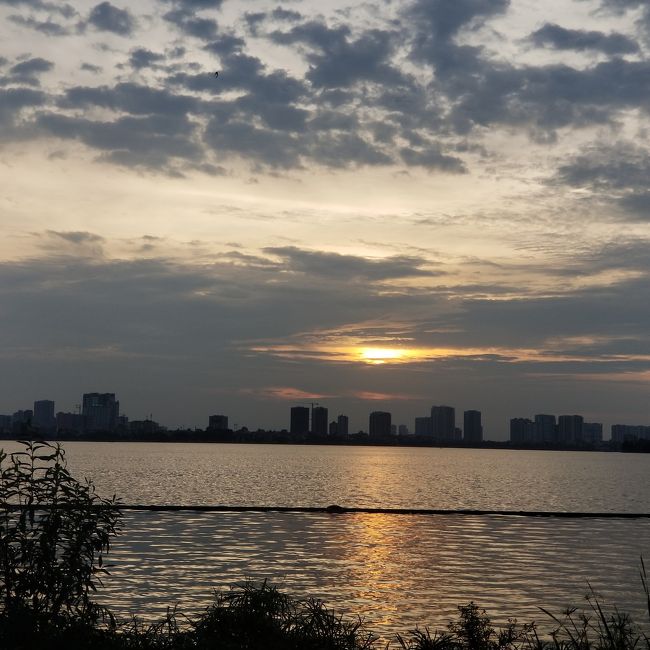 2月に続いて2度目のハノイは夫と次男と、4月からハノイに住んでいる長男を訪ねる形での家族旅行となりました。<br />HISで格安のツアーを見つけたので暑さと雨を覚悟で6月のハノイ行きを決定しました。<br />ANA利用、往路は羽田8:55発、復路はハノイ15:05発 3泊4日<br />39,800円、税サーチャージ込で46,540円 週末でこの価格はうれしいです。<br />