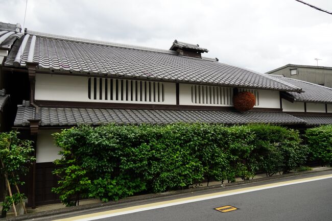 京都市伏見区下鳥羽は、鴨川と西高瀬川が一つにまとまって桂川と合流する付近に位置し、桂川から淀川へとつながる水上交通と、鳥羽街道から京街道を経て京と大坂を結ぶ陸上交通が一体となった、水陸交通の要衝に立地していたことから、古来、これらによる物流業務に携わった人々が集落を形成しました。<br /><br />天下統一を果たした豊臣秀吉が、平安京造営にあたって築造された鳥羽作道(とばつくりみち)を礎に、伏見城の築城にあわせて現在の下鳥羽~納所間の桂川左岸に堤を築いて鳥羽街道を整備しました。<br /><br />慶応4年(1868年)、これまで300年続いた徳川幕府と薩摩藩を中心とした明治新政府による武力衝突をきっかけに鳥羽伏見の戦いが繰り広げられましたが、この戦火をくぐり抜けて辛うじて残された商家などが点在する町並みが、今も往時の姿をしのばせています。