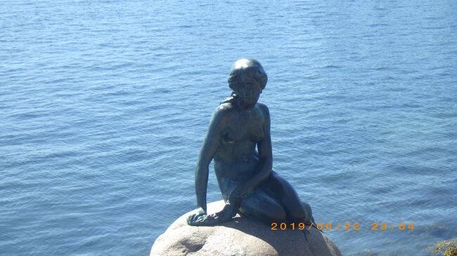 人魚姫　　Den Lille Havfrue<br />エドヴァルド エリクセンが手がけた、有名な人魚のブロンズ像。<br />アンデルセン童話に登場する人魚姫がモチーフ。<br />Langelinie, 2100 København Ø, デンマーク<br />MHVX+4P コペンハーゲン, デンマーク コペンハーゲン<br /><br />本当なのか不明だが・・・、本当そうなのが<br />人魚姫の像を日本近隣諸国に貸し出したら、戻ってきたのが偽物だったそうだ。<br />別段日本人だと驚かない事だが、此の国はかなり驚いたようだが、国交断絶はしなかったのか？<br /><br />日本の誰かが考えたそうだが、<br />世界三大ガッカリの一つと言われているが、まあ此れならそうでしょう。<br /><br /><br />https://youtu.be/yvdEu5YnwAU<br />大量に観光客を運んできているバス。人魚姫像の傍です。<br /><br /><br />https://youtu.be/yvdEu5YnwAU<br />大混雑です。初日から・・リーガルプリンセス号乗船前から疲れました。