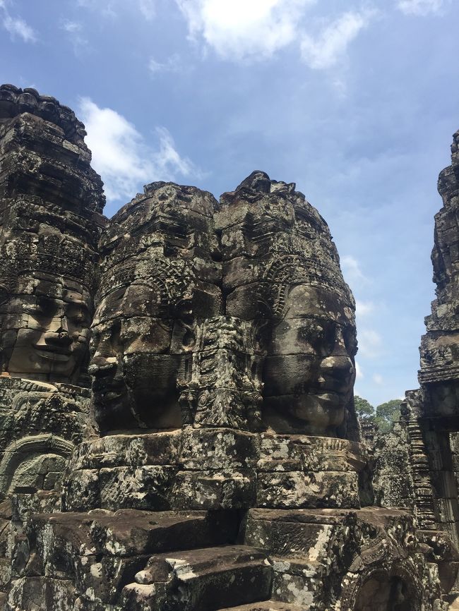 アンコールワット世界遺産のおすすめアンコールトムの南大門とバイヨン寺院の午前のおすすめです。<br />7月にアンコールトムの南大門を見に来ましたが、訪れる観光客が少なかったです。<br />南大門では、象さんに乗ることができます。<br />世界遺産のアンコールワットのおすすめは、午前中のアンコールトムの南大門とバイヨン寺院です。<br />南大門では、象さんに乗ることができます。<br />象さんが8頭います。<br />バイヨン寺院は、クメールの微笑みの4面のお顔が美しいんです。<br /><br />バイヨン寺院の北門は、みどりとジャンプスポットの写真が面白かったです。<br />雨季にアンコールワット世界遺産に訪れましたが、遺跡とみどりがとてもきれいなんです。観光中に雨は降らなかったです。<br />バイヨン寺院では、日本チームが修復を行っています。<br />(日本チームへの尊敬を表したい場合)<br />バイヨン寺院のおすすめ撮影スポットを撮ることができて、満足な旅でした。<br />7月は、アンコールトムとバイヨン寺院を訪れるのに、おすすめの季節です。