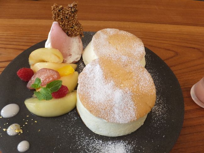 梅雨のただなか急にパンケーキが食べたくなったのであれこれ迷ううちに結局『菓ふぇMURAKAMI』さんに落ち着きました。<br /><br />13時過ぎにもかかわらず、お店の席は次々に埋まっていきました。<br /><br /><br /><br /><br /><br />金沢へ・・・・・<br />