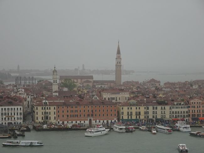 初めてのスイス、イタリア旅行はチューリッヒから鉄道を利用してミラノへ、<br />その後別のルートを利用して再びチューリッヒに戻るというコースになりました。<br /><br />●今回の旅行記は３日目、ミラノからベネチアへの日帰り旅　後編です。<br />　雨のサンマルコ広場からサンジョルジョマッジョーレ教会へ向いました。<br /><br /><br />+++ルート概要++++++++++++++++++++++++++++++++++++++++++++++++++<br /><br />初日 ： 香港-チューリッヒ　　　　　　　　　　　　　　（夜行便）<br />2日目： チューリッヒ空港駅 - クール ‐ティラーノ-ミラノ　〈ミラノ泊〉           <br />　　　　　　　　　　　　　　　　　　　　　　　<br />3日目：　ミラノ-ベネチア（ベネチア観光）-ミラノ　　　〈ミラノ泊〉<br />　　　　　今回はここ、ベネチア編です。<br />-------------------------------------------------------------<br /><br />4日目：　ミラノ-インターラーケン-グリンデルワルド-ハーダークルム<br />　　　　　-　グリンデルワルド　　　　　　　〈グリンデルワルド泊〉<br />5日目：　グリンデルワルド-ツェルマット-ゴルナーグラート-<br />　　　　　ツェルマット-グリンデルワルド　〈グリンデルワルド泊〉<br />6日目：　グリンデルワルド-クライネシャイディッグ-トゥーン　　　<br />　　　　　 -グリンデルワルド　        　〈グリンデルワルド泊〉   <br />7日目：　グリンデルワルド-ルツェルン-チューリッヒ空港駅　<br />　　　　　チューリッヒ-香港　　　　　　　　　　　　　　（夜行便）<br />8日目：　　香港着<br />++++++++++++++++++++++++++++++++++++++++++<br />