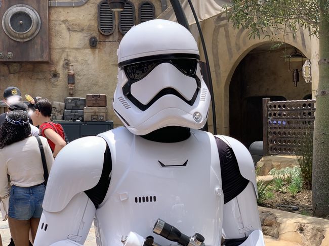 旅の後半はDisneylandで過ごします。<br />ホントなら順番で旅行記をアップするのですが<br />夏休みもすぐだし、まだ新しいスターウォーズの事が触れられている<br />旅行記が見当たらなかったので、これから行く方の少しでも<br />参考になればと思い先に後半からアップします。<br />7/3からのDisneyland編です。<br /><br />~~~~~~~~~~~~~~~~~~~~~~~~~~~~~~~~~~~~~~~~~~<br /><br />プライベートでの約3年ぶりとなるアメリカ<br />アナハイムからラスベガスで初となるレンタカーでのラスベガス往復です。<br /><br />3月~5月までかなりハードな状況で仕事だったのでGWの代わりと夏休みを同時に取れる事になり10日間の旅程を組みました。<br /><br />6/27 成田発ANA便 ロサンゼルス着~エンゼルス観戦~バーストー移動<br />6/28 バーストー~ラスベガス移動 ポールマッカトニー鑑賞<br />6/29 ラスベガス滞在 ラスベガスアビエーター観戦<br />6/30 ラスベガス滞在<br />7/01 ラスベガス滞在<br />7/02 ラスベガス~ロサンゼルス移動~ドジャース観戦<br />7/03 アナハイム滞在 Disneyland<br />7/04 アナハイム滞在 Disneyland<br />7/05 アナハイム滞在 Disneyland<br />7/06 ロサンゼルス発ANA便<br />7/07 成田着<br /><br />初となるロス~ベガス間をレンタカーで往復します。<br />急遽の決定でAIRやホテル等の手配が出発の10日前ぐらいで手配したので<br />結構あわただしい手配となりました。<br /><br />実際は渡米前に韓国発券の為、羽田夜発、金浦朝発も行っています。<br /><br /><br /><br />