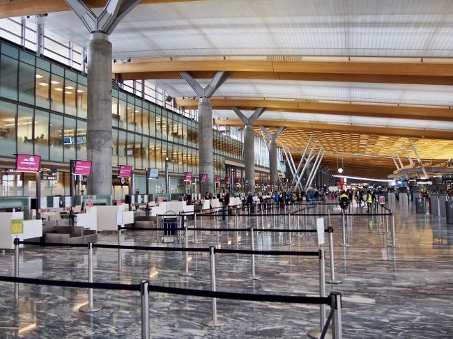 5月末から6月初旬にかけて北欧のフィンランドとノルウェーに出かけてきました。<br />今回の旅の目的は憧れの「フィヨルド」を観ること、<br />また、訪問したことのないフィンランドとノルウェーの文化に触れてみたいと、<br />無謀にもホテルと飛行機のチケット、ベルゲン鉄道の周遊チケットだけ<br />代理店に頼んで、ツアーではない「個人旅行」で出かけてみることにしました。<br /><br /><br /><br />オスロ最終日。<br />駆け足でオスロ観光の最終課題をクリアした後は、<br />11時過ぎの空港バス(Flybussen)でオスロ・ガーデモエン国際空港に<br />向かいます。<br />ここからヘルシンキ・ヴァンター国際空港へ飛び、<br />トランジットして成田への帰途につきます。<br />