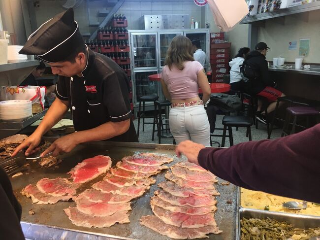 皆様こんにちは、ウォータースポーツカンクンの店長吉田です。日本では豪雨による避難勧告や災害ニュースが伝わっておりますが、当地カンクンは、逆に雨期に入ってもう7月だというのに雨が降らず、、、天気は良いけど、気温が尋常ではないほど暑い日々が続いております。先日など、40度を記録し、店長セーリングのアテンドに出ていたのですが、洋上にも関わらず溶けてしまいそうになりました(汗)<br /><br />暑さ対策必須ですので、これからカンクンにお越しの皆さまには是非ご注意頂きたいと思います。<br /><br />さて、そんな店長、今週はメキシコシティに出張してきました。今回もまた、なんと、ルチャリブレのご案内。最近は、テオティワカン遺跡のご案内よりもルチャリブレのご案内の数が増えている状態です。来週もルチャリブレ観戦ツアー入っていますが、店長吉田のルチャ愛が伝わっているのか?!(笑)<br /><br />因みに、弊社のルチャリブレ観戦は、ご用意する座席の場所もそうですが、事前の10倍楽しむ攻略法に始まり、更に、当日の試合の見どころから、観戦ガイドなど事前予習を含めて当日に向けて盛り上がっていくという内容になっていますので、初めてルチャを観戦する方でも、しっかりとマニアックに楽しんで頂けるようになっています。<br /><br />また、ガイドも一緒にご案内する事も多く、今回も店長吉田がつきっきりで一緒に盛り上がってきました(笑) やはり、ルチャリブレは一緒に盛り上がるのが一番です(笑)<br /><br />さて、そんな店長日記、またいってみようか!<br /><br />というわけで、深夜便でやってきたメキシコシティ。。。安売りチケットのLCCでも、究極のプロレタリアートの世界とボクが信じて疑わない最恐の航空会社。。。ビバアエロブス航空。。。未だに端末によるチェックインではなく、手動によるチェックイン。手荷物だけの人でもカウンターで発券という恐ろしくアナログな会社だから、チェックインに1時間並ぶなんてザラ(汗)<br /><br />他社なら、端末で発券してそのままゲートへ10分で済むところを、1時間も並ばないといけないなんて一体どうなってるのだ?!と憤ってもここはメキシコ、皆のんびり並んでいる。。。メキシコは人の命も時間も軽い世界だから、仕方がない。。。と諦める。。。(苦笑)<br /><br />(今回、ネットで発券手続きをするという方法を見つけたので、並ばずに済んだのは助かったが、とにかく、基本カウンターで発券も荷物も手続きを行うので、他社より格段に時間がかかるため、預け荷物がある場合は、この会社はおススメ出来ないかな。。。もの好きの方以外(笑))<br /><br />そんなカオスな会社が飛ばすエアバス320で23:00の予定を30分遅れでシティに到着。弊社ドライバーのロベルトが迎えには来てくれたが、ランニングシャツにスラックスという、、、どこかのおっさんみたいないで立ちにぎょっとする(苦笑)　遅い時間にご苦労様。。。ありがとう。<br /><br />今回の宿は、いつもより良いホテル。ここのところ、シティも忙しくなって来たので、サポート要員としてカンクンからもスタッフを出張させることも増える為、予算に収まり、かつ、快適な滞在が出来る場所にと、今回の宿を選んだ。立地は、革命記念塔の近くで、料金も一泊450ペソ(2700円)と破格!　更に、リノベートしたばかりで清潔かつ快適。いつも、滞在する1000円クラスの大人のホテルで部屋では南京虫におびえ、一歩外に出ると様々なメキシコの事情におびえるような場所ではない(笑)<br /><br />深夜過ぎに到着することは伝えていたので、スムーズにチェックインが出来た。簡単に仕事をしてから、眠りにつく。いや、ここ本当に快適だった。<br /><br />さて、翌日は夕方からの仕事の前に、知人が紹介したいという人物に会うために宿をお昼前に出る。<br /><br />その行き先は、世界一美味いタコス屋(笑)<br /><br />お客様から調査依頼があったので、視察も兼ねて、ボクがミーティングの場所に指定した。パワーランチの場所にタコス屋を指定するなんて、イカすだろ(笑)<br /><br />この世界一って言葉は、炎上ワードであると共にキラーワードでもある。。。そもそも、B級グルメの、しかもソールフードであるタコスの世界で、世界一なんてあり得るわけがない。。。日本で、世界一美味いラーメン屋と言っているのと同じだから。。。いやいや、こんなんもっと旨い店あるし!と反発されるのは当たり前で、軽々しくもこのような最上級を冠してしまったら最後、その店はかなり大きなハンディを背負わねばならなくなる。。。<br /><br />大体、どこの誰が世界一って言ったのかって話になり、そんないい加減な言葉を使った不届き者の犯人探しにもなって、結果、その本人の人格まで否定される。。。というのが、最近の日本の流れ。。。怖くて、ボクなど安易に口にすら出来ない。。。<br /><br />でも、ここはメキシコ、、、簡単に世界一を口にする(笑)<br /><br />以前も、トゥルムの街にあるイタリアンに入った時、店の主人に、おすすめを聞いたところが、ウチは世界一美味いイタリアンだから何でもおいししいよと自信満々に言われて驚いたことがある。<br /><br />まさか、世界一美味いイタリアンがメキシコのしかもトゥルムなんて片田舎にあったとはと、驚かされた記憶がある(苦笑)<br /><br />そんなこんなで、やって来た世界一美味いタコス屋。事前調査で、弊社のDFスタッフからメキシコシティ出身のメキシコ人の友人、また、シティ在住の知人友人にリサーチをしたのだが、知っている人物はゼロだった(汗)　そして、すべての知人に言われた、、、「世界一のタコス屋?　なんで俺がしらないんだ??」と(苦笑)<br /><br />まぁ、この世界一という言葉は、メキシコでは違う意味を持つと解釈をしておかないと後がややこしくなるので、とりあえず、話をすすめる(笑)<br /><br />お店の名前は「El Plogreso」という。立地は観光客の方にとても便利なフィエスタアメリカーナ・リフォルマから徒歩5分の場所。コロンブス像のあるリフォルマ通りから入ってすぐにある。ちょっと荒んだエリアにあるが、決して危険なエリアではなく(夜間はダメよ)、お店も清潔で、ちょっとしたカフェの趣き。<br /><br />店員も、なんと制服を着ていて清潔感がある。<br /><br />だが、決してレストランやカフェではなく、悪までもタコス屋という所がポイント。つまり、値段が高くない。レストランのタコスだと、カンクンのホテルゾーンなら、ボクの知っている最高値の神戸牛タコスだと600ペソするし、エスカモーレというアリの卵を使った陸のキャビアといわれるタコスは400ペソする。そんな高級食材を使ったタコスを出すようなシャレた店のような制服を着ながらも、悪まで庶民のタコス屋の価格、一枚14ペソから!という所が人気の秘密だと、まずは店内(というか、オープンなので、敷居をまたいでと言うべきか)に入って感じる。<br /><br />おススメは、ビステクという牛肉のロースを焼いたタコスや、こいつにチョリソーを混ぜたカンペチャーノというタコス。これが一番人気で一枚18ペソだ。それ以外にも、牛タンのタコス($25ペソ)、モツのタコス($14ペソ)など、とにかく、肉の部位についてはないものはない。<br /><br />とりあえず、ビステクを注文しようと、カウンターに向かう。すると驚いたのは、洒落た制服を着たコシネロ(シェフ)が、ブロックの肉を丁寧に薄切りにしている。そして、その後鉄板でこれまた丁寧に焼き上げる。ちなみに、メセーロ(ウェイター)とコシネロの征服はちゃんと分けられているこだわり(笑)<br /><br />薄切りのロースがまた旨そうに焼けていくのだが、これをまた丁寧に包丁で切り刻んで(他のタコス屋の親父のように適当な乱切りではなくきちんとした短冊切り(笑))タコスにのせる。。。<br /><br />因みに、レングア(牛タン)も注文してみたのだけれど、やはりこれもタンのブロックから丁寧に切り出していた。<br /><br />この一連の流れを見ながら、何故ここが世界一だとブロガーの間に評判になったのかが見えて来た。<br /><br />正直に言わせてもらえば、もっと旨いタコス屋はある。けれども、ここは明らかに他の美味いタコス屋と違う。<br /><br />それは<br /><br />1:タコス屋とは思えないほどの清潔感<br />2:タコス屋にはない丁寧な調理<br />3:タコス屋の平均的な安心価格<br /><br />と三拍子がそろっているところにある。<br /><br />メキシコで美味いタコスというのは、観光客の方には正直おススメすることが衛生上難しい場所が多々ある。ただですら、清潔でデオドラント文化とも言われる日本からやってくる、いわば不衛生に耐性のない日本の方には、とてもご案内出来ないお店ばかりといっていい。。。<br /><br />そうした中で、このプログレッソというお店は、自信をもってご案内出来るお店であるという点。旨いタコスが安く、更に、清潔に安心して食べられるという意味では、随一かもしれない。。。<br /><br />そうボクは本気で感じた。というわけで、ツアーでもここはご案内しようと思った次第(笑)<br /><br />世界一美味いタコス屋というネタ的な面白さもあるけれど、安心してご案内出来るお店という意味でもちょっといい店だなぁとファイルしたのでした。<br /><br />メキシコシティに行ったら、是非行ってみてくださいね。場所は、今回はリンク先に貼っておきますので。是非どうぞ。<br /><br />というわけで、またこの日のルチャリブレ観戦記は別途書くとして、本日はここまで!<br /><br />皆様の素敵な一日を祈って<br /><br />店長吉田拝<br /><br />