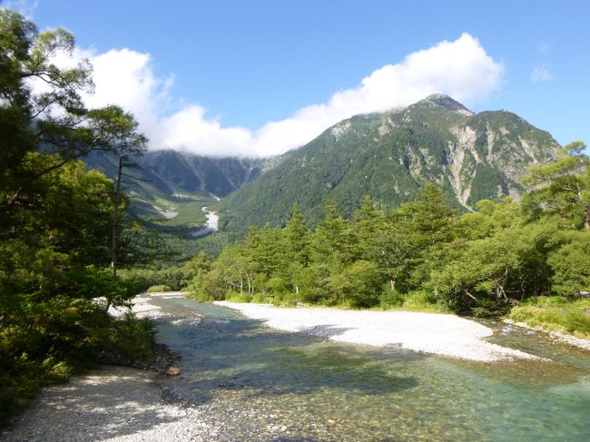 成人したふたりの息子たち。<br />もうそろそろ　家族４人の旅行はスケジュール的に無理かなぁ・・・<br />と、思っていたら　急遽一人暮らししていた長男も帰ってきて　いつもの家族旅行となりました。<br />:*.;&quot;.*・;・^;・:＼(*^▽^*)/:・;^・;・*.&quot;;.*: ﾜｰｲ♪<br /><br />１日目は、上高地　大正池から河童橋、田代湿原までのハイキングです♪<br />