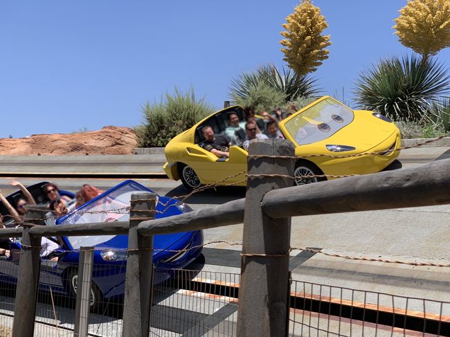 ディズニー2日目<br />今日はアメリカ独立記念日です。<br />夜のDisneylandの花火とアドベンチャーのワールドオブカラーが共に<br />特別バージョンでぎりぎりまで奥さんがどちらを見るか悩んでいました。<br />時間的に両方を見るのは不可能な為です。<br /><br />後は昨日予約の取れなかったスターウォーズエリアのバーに行きます。<br /><br />~~~~~~~~~~~~~~~~~~~~~~~~~~~~~~~~~~~~~~~~~~<br /><br />プライベートでの約3年ぶりとなるアメリカ<br />アナハイムからラスベガスで初となるレンタカーでのラスベガス往復です。<br /><br />3月~5月までかなりハードな状況で仕事だったのでGWの代わりと夏休みを同時に取れる事になり10日間の旅程を組みました。<br /><br />6/27 成田発ANA便 ロサンゼルス着~エンゼルス観戦~バーストー移動<br />6/28 バーストー~ラスベガス移動 ポールマッカトニー鑑賞<br />6/29 ラスベガス滞在 ラスベガスアビエーター観戦<br />6/30 ラスベガス滞在<br />7/01 ラスベガス滞在<br />7/02 ラスベガス~ロサンゼルス移動~ドジャース観戦<br />7/03 アナハイム滞在 Disneyland<br />7/04 アナハイム滞在 Disneyland<br />7/05 アナハイム滞在 Disneyland<br />7/06 ロサンゼルス発ANA便<br />7/07 成田着<br /><br />初となるロス~ベガス間をレンタカーで往復します。<br />急遽の決定でAIRやホテル等の手配が出発の10日前ぐらいで手配したので<br />結構あわただしい手配となりました。<br /><br />実際は渡米前に韓国発券の為、羽田夜発、金浦朝発も行っています。