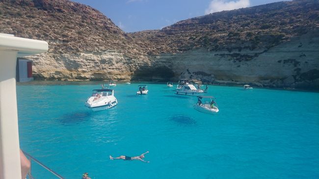 5度目になるイタリア旅行。<br />ベネチアIN OUT のチケットを取ったので初めはクールマイユール、モンブラン目当てに計画していましたが、たまたまランペドゥーサ島の写真を見て行き先変更。<br />フライングボートと青い海が見たくてチャレンジしてきました!<br /><br />ベネチア~ベローナ~フィレンツェ立ち寄り~ボローニャ~ランペドゥーサ島~ボローニャ~ベネチア と周りました。<br /><br />ランペドゥーサ島の旅行記が少なめなのでアップしてみました。