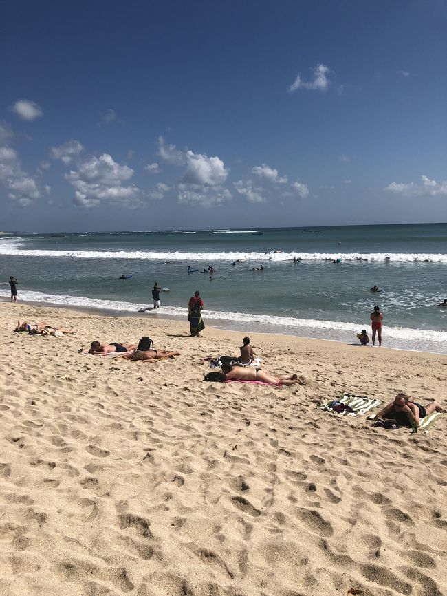 まだシンガポールとサントリーニ島旅行記書き終わってないけどただいまバリ島にいるため<br />忘れないためにバリ島ブログ書きます☺️<br />7月8日夜中の便でマレーシア経由でデンパサールへ💓<br />マレーシア行ったことないけど空港みる限りマレーシアもよさそう♩なんて思いながら乗り換え。<br />着いたらホテルの人にpick up されてホテルへ。<br />今回お世話になったのはpoppiesバリさんです。<br />2泊で1泊1万4000円弱くらいかなあ。<br />ヴァラタイプのお部屋☺️セブ島に行った時もだけどなんだかんだリゾートに行くとヴァラを<br />選択してしまいがち。<br />自分の好みっていつも似てるww<br />バリ島は初めてで全然物価も分からずで<br />ホテルとったけど、現地に行くとぶっちゃけバリ島で1泊1万4000円も出さなくてももっといいホテルあるよなーと思った。<br />全然5000円くらいでいいホテルあると思う_φ(・_・<br />でも今回は一人旅でホテルでのんびりしたかったし、勉強代ということで。<br />次来るときは土地勘もあるし1泊5000円くらいのカジュアルなホテルに泊まるかも。<br />でもこのホテル、<br />レストランも併設されてたけど街中にある<br />ローカルレストランより倍の値段くらいするから<br />行かず?<br />でもいままで、ハワイやグアム、サントリーニ島、セブ島、さまざまなリゾート地に行ったけどバリ島が<br />1番好きかも💓<br />物価をあんまり気にせず楽しめるのがいい。<br />ホテルででてきたウェルカムドリンクがめっちゃおいしかった☺️<br />これはなんの味だったんだろう、、、?<br />一休みして街をプラプラ~<br />バリ島女一人旅②に続く♩