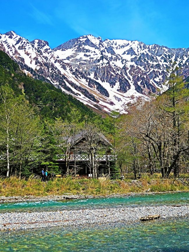 「上高地ビジターセンター」は、河童橋のたもとから梓川の左岸を進み、清水川に掛かった橋を渡ったところにあります。<br />上高地の自然に関する展示、野外での自然教室、映像の上映やレクチャーなどをとおして、上高地の自然への理解と自然に親しむために必要な情報の提供を行っています。入館無料<br />開館期間：4月下旬&#12316;11月15日（上高地開山期間無休）<br />https://www.kamikochi-vc.or.jp/　より引用<br /><br />上高地ビジターセンター については・・<br />https://www.kamikochi-vc.or.jp/ <br /><br />上高地インフメーションセンター　については・・<br />https://www.kamikochi.or.jp/article/show/36