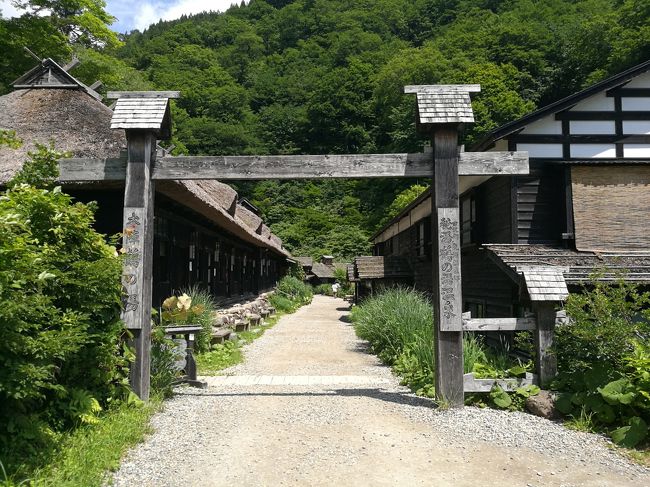 どこかにマイル8度目は、宮崎、小松、松山、秋田の中から、気分はすでに高千穂峡にあったのですが、翌日届いたメールはこれはないと思っていた秋田でした。<br />このところ立て続けに、希望しているところに決まっていたのですが、久しぶりにハズレでした。<br />でも、乳頭温泉の秘湯巡りや角館の武家屋敷の街並み散策、田沢湖や男鹿半島など、調べてみるといろいろ興味をひくものが出てきて、これは以外に当たりだったりして・・・<br />期待しながらレンタカーと宿を手配して行ってきました。<br />前から行ってみたかった、秋田の山奥の秘境、乳頭温泉郷<br />予想以上に良かったです。<br />こちらは初日の角館、乳頭温泉、田沢湖、最期にちょっとだけ内蔵の街 増田を紹介します。<br />