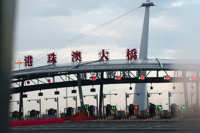 マカオ日帰り旅を終えて、<br />帰りも大橋を渡ってマカオから香港へ。<br /><br /><br />★★ 日帰りマカオ 6/30 ★★<br />1★開通して約8か月!久しぶりに大橋渡って香港からマカオへ<br />https://4travel.jp/travelogue/11514954<br />2★オールドマカオを楽しむ ~大龍鳳茶樓・南屏雅叙・セナド広場・盧家大屋・鹿角巷~<br />https://4travel.jp/travelogue/11515230<br />3★マカオタワーで絶景アフタヌーンティー ~澳門塔360空中下午茶~<br />https://4travel.jp/travelogue/11515547<br />4★大橋渡ってマカオから香港へ<br />https://4travel.jp/travelogue/11515571