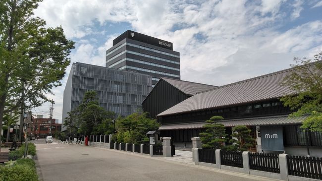 2019年7月9日(火)午前8時20分に圏央道高尾山ICから新東名伊勢原~東名~新東名~伊勢湾岸道~知多半島道路を使い阿久比PAに着いたのが11時55分、目的のミツカンミュージアムの予約時間が12時~だったので間に合わないため12時30分からの見学を取り直しして、電話で12時の会をキャンセルしました。ネット予約は簡単ですがネットでキャンセルは長いパスワードが必要で、PADでの入力では間に合わなくなるので、キャンセルは電話で行いました。<br />半田ICで有料道路を降りて、約15分位で目的のミツカンミュージアムに到着。運河を挟んでミツカンマークが入った黒塀の工場群は京都の伏見に似た雰囲気はこれからの期待に胸弾ませてくれます。駐車場の真裏にある入り口から入り受付で予約番号を提示してから入館料一人300円(全館コース)を払い入館証を首からかけて5つのゾーンの内まず『大地の蔵』ゾーンへ。ここはお酢の作られる工程や江戸時代の工程を自由見学して、『風の回廊』へここでは半田市とミツカンとの歴史が展示されています。階段を降りると『時の蔵』へと進むと中には江戸時代にお酢を江戸まで運んだ「弁才船」が復元展示されています。この船に実際に乗船してそこで運搬のビデオを見る事ができます。途中嵐のシーンでは本当に強い風が吹き荒れます。次に『水のシアター』で食に関する映像を見て、最後に『光の庭』に進みミツカンポン酢のマイラベルが作れる装置や、おすしやお鍋をテーマにした体験を通じて、食の魅力を楽しく学ぶことができます。売店もここにあります。約90分300円は充実した内容で大人から子供まで楽しめます。