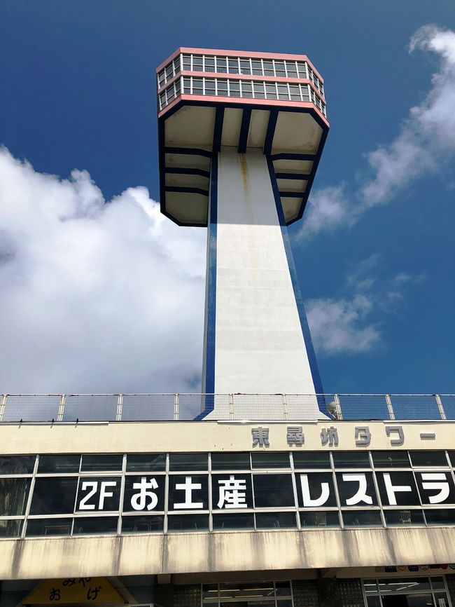 妻と僕とタイミングが合ったので小旅行に出かけました。<br />2016年の秋に福井へドライブ旅行して色々見たのですが、今回は前回行かなかったところを新車でドライブしました。<br />高速を使わないで富山~金沢から勝山まで。<br />越前大仏を見学できるのは臨済宗妙心寺派の「清大寺」。<br />拝観料が¥500なので一度は寄ってみてください。<br />越前大仏を後にして真っすぐに湯快リゾートへ向かいました。<br />あわら温泉青雲閣は2回目、15:00頃に宿へ到着し部屋へ向かうと5階でした。浴衣に着替え直ぐに大浴場へ向かい体を洗ってサウナへ直行(夕飯のビールを美味しくするため)しました。<br />夕食はバイキング形式、湯快リゾートは一人でも飲み放題を付けることが出来るので僕だけ付けました。<br />オプションのハッピープランの肉はリーズナブルで美味しいのでお勧めです。朝は朝風呂の後にマッサージコーナーでゆっくりしました。<br />朝食の後にチェックアウトの手続きをしましたが部屋は12:00まで使えます。<br />そして久しぶりの東尋坊、遊歩道を歩き波打ち際まで降りましたが滑るところがあるのでスニーカーがお勧めです。その後雄島の島内を一周廻り、昼食は8番ラーメンで済ませました。<br /><br /><br />